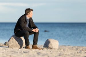 En 40 års krise hos en mand som sidder på stranden